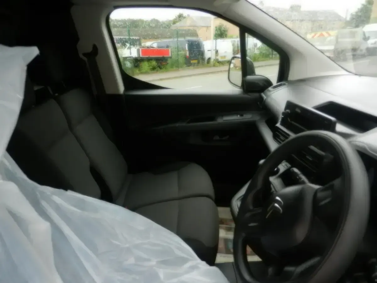 Used Citroën Berlingo Start 75 HP (55 kW) 2021 White MPV