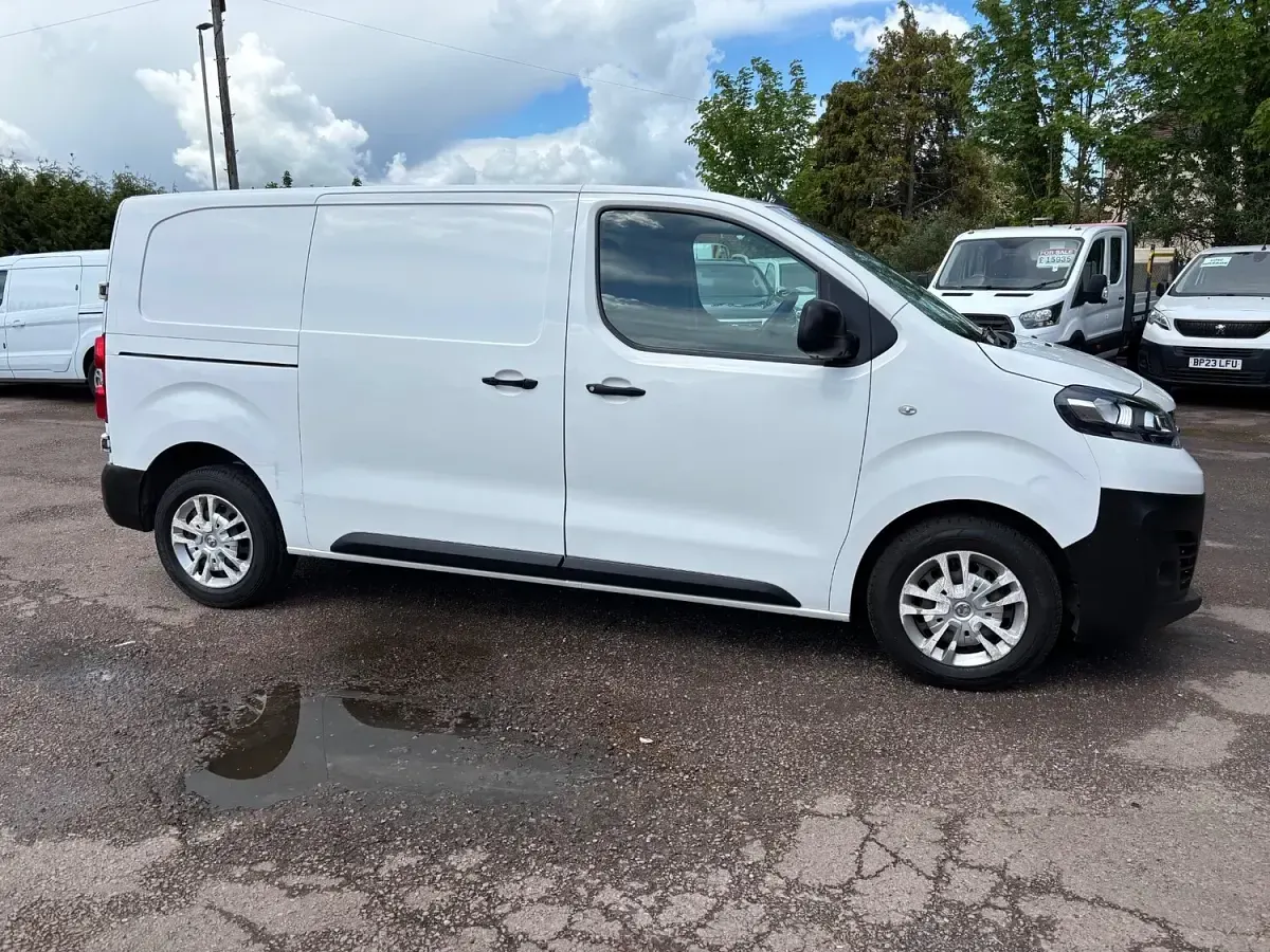 Used Vauxhall Vivaro 100 HP (73 kW) 2019 White MPV