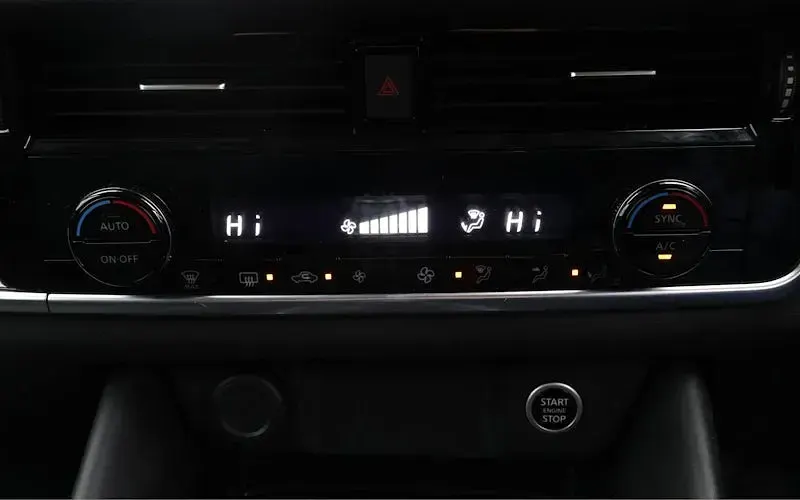 Used Nissan Qashqai N-Connecta 140 HP (102 kW) 2022 Red SUV