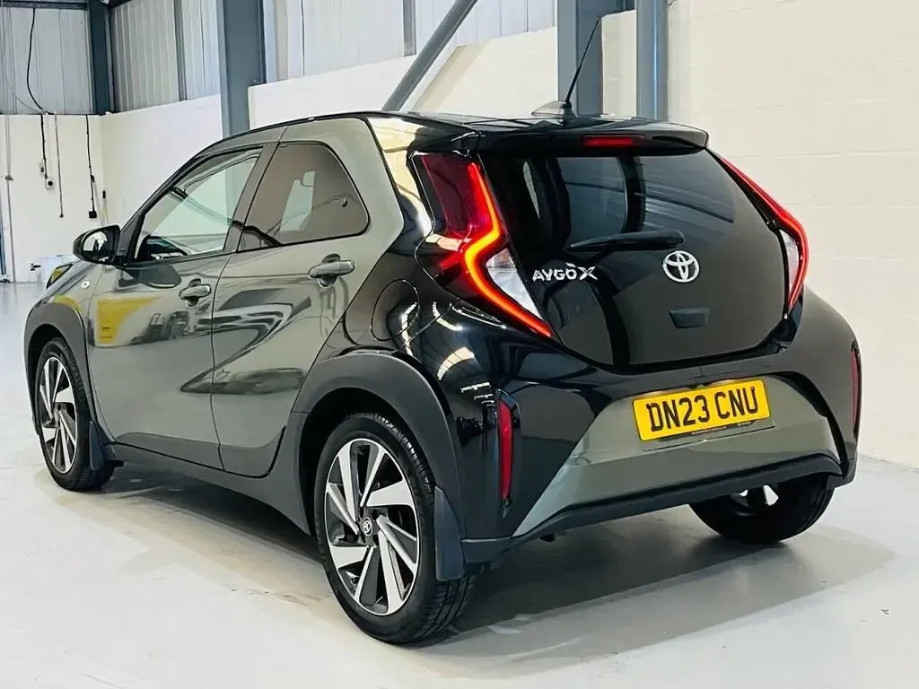 Usado Toyota Aygo X 72 HP (52 kW) 2023 Verde SUV