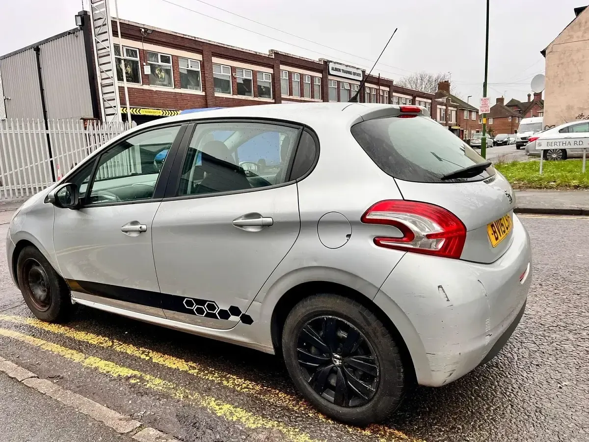 Used Peugeot 208 Access 68 HP (50 kW) 2015 Silver Hatchback