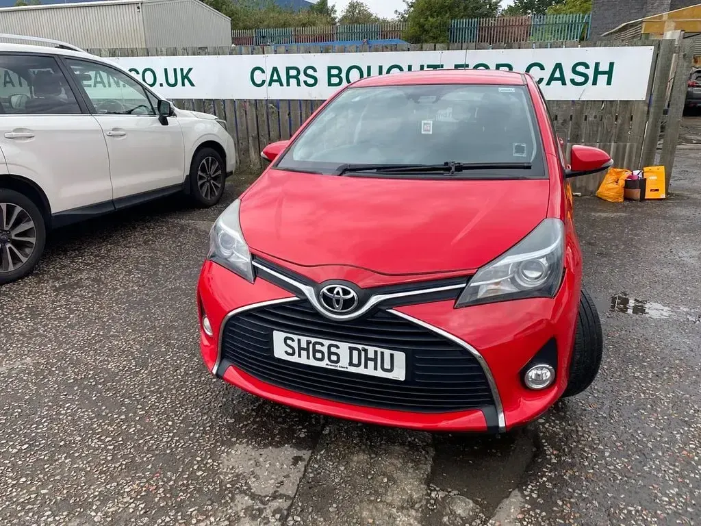 Used Toyota Yaris Multidrive S 99 HP (72 kW) 2016 Red Hatchback