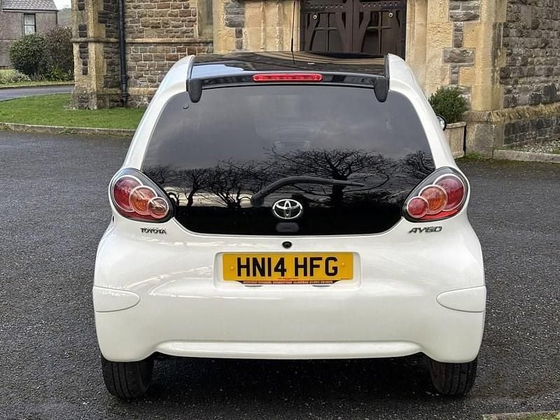 Used Toyota Aygo Style 68 HP (50 kW) 2014 White Hatchback