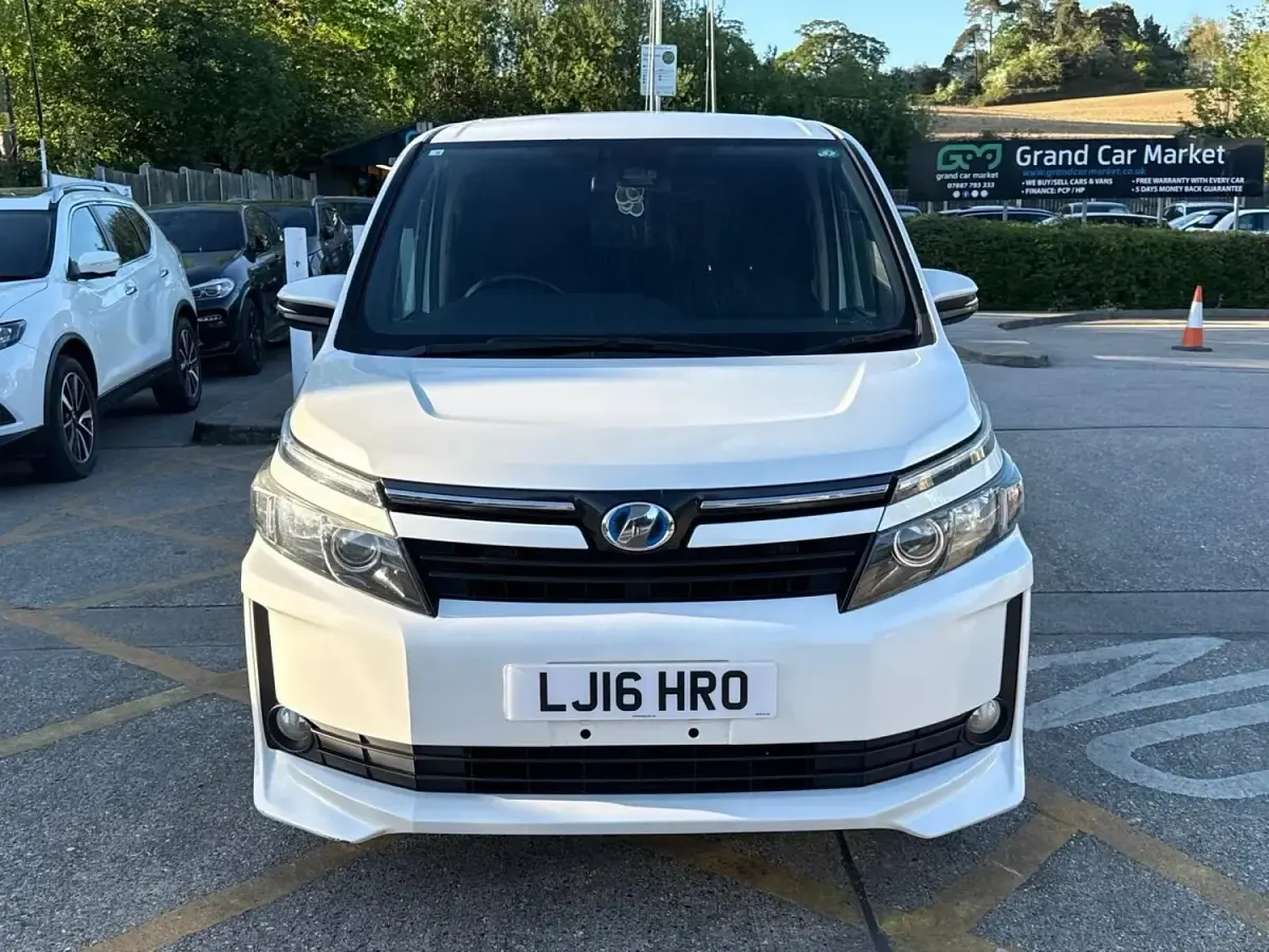 Begagnad Toyota Noah 2025 Vit
