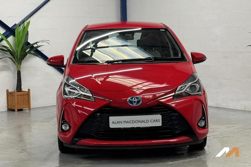 Used Toyota Yaris Hybrid 100 HP (73 kW) 2020 Red Hatchback