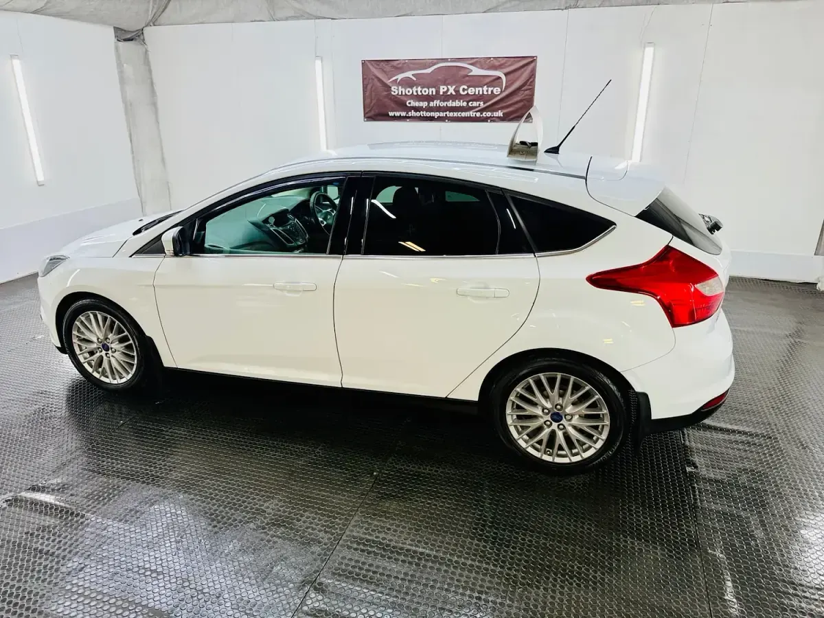 Used Ford Focus Zetec 125 HP (91 kW) 2014 White Hatchback
