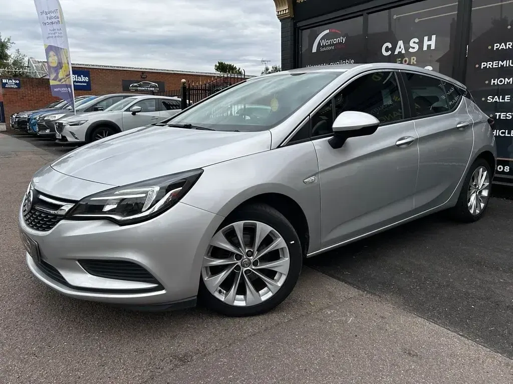Used Vauxhall Astra Design Edition 100 HP (73 kW) 2017 Silver Hatchback