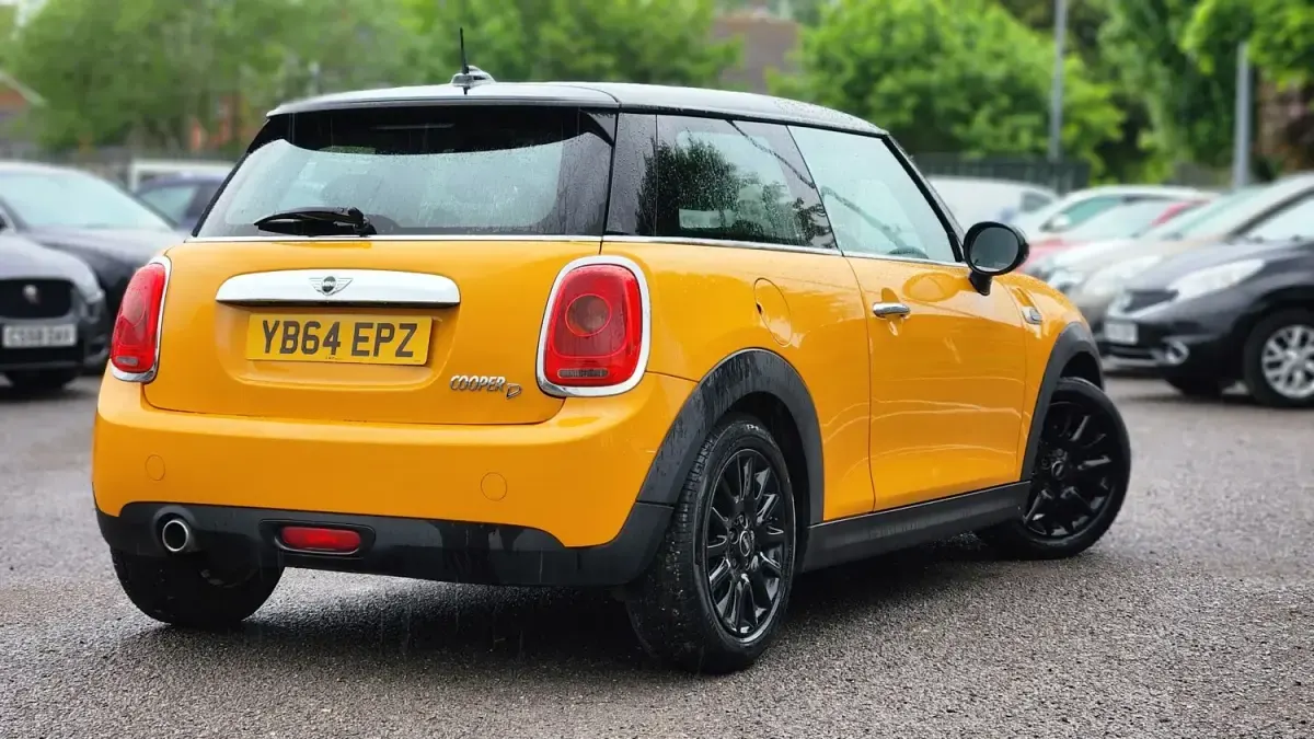 Usado Mini Cooper D Hatch 116 HP (85 kW) 2015 Laranja Citadino