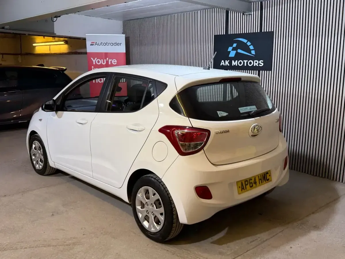 Used Hyundai i10 SE 67 HP (49 kW) 2015 White Hatchback