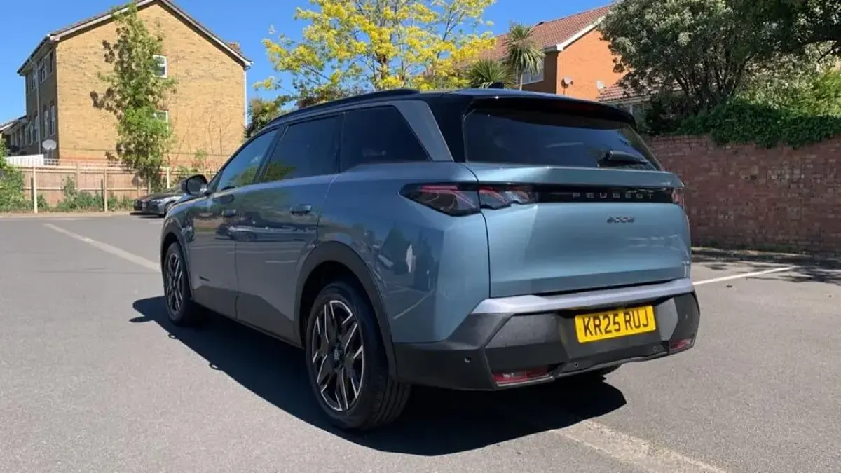 Usado Peugeot 5008 GT 134 HP (98 kW) 2025 Azul SUV