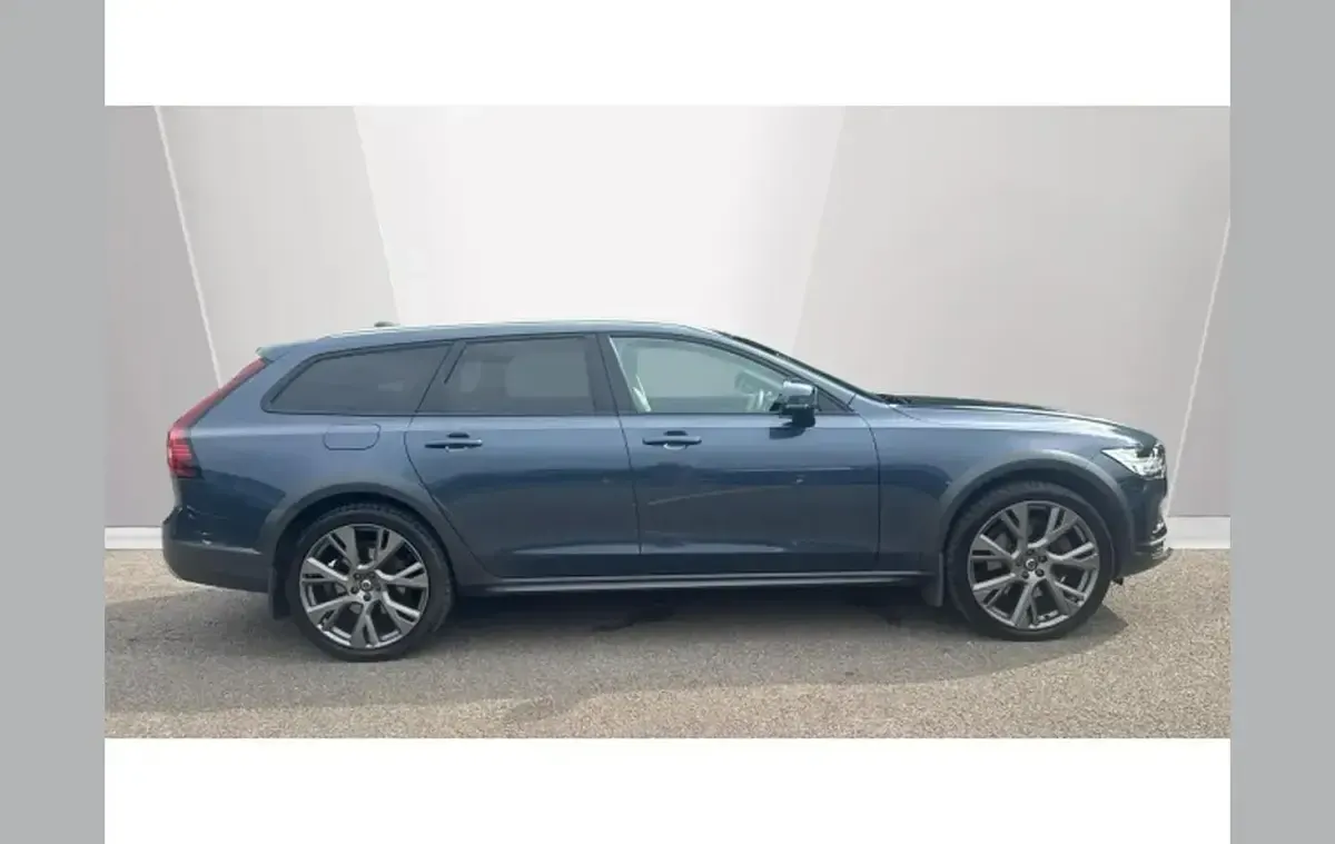 Used Volvo V90 CC 232 HP (170 kW) 2021 Blue Estate