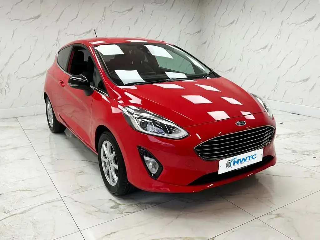 Begagnad Ford Fiesta Zetec 85 HK (62 kW) 2017 Röd Halvkombi