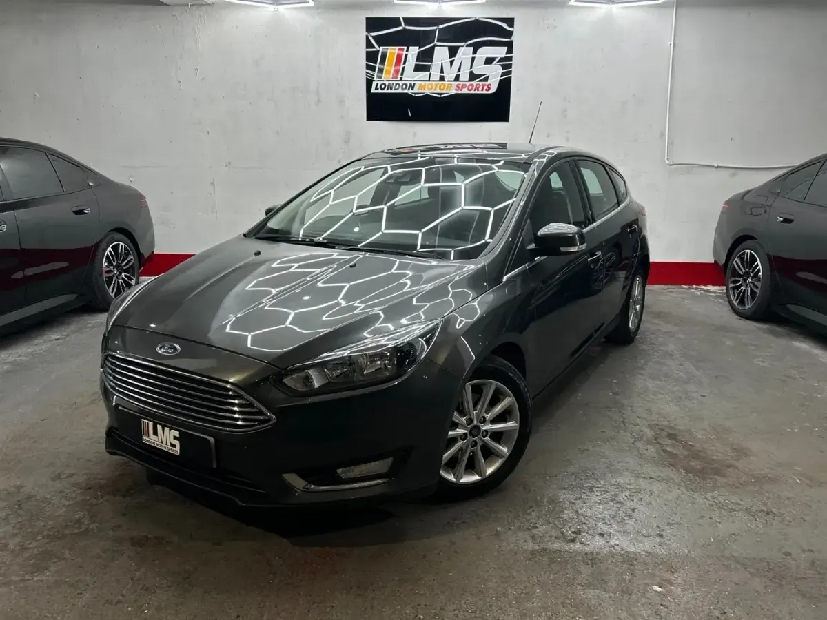 Begagnad Ford Focus Titanium 125 HK (91 kW) 2015 Grå Halvkombi