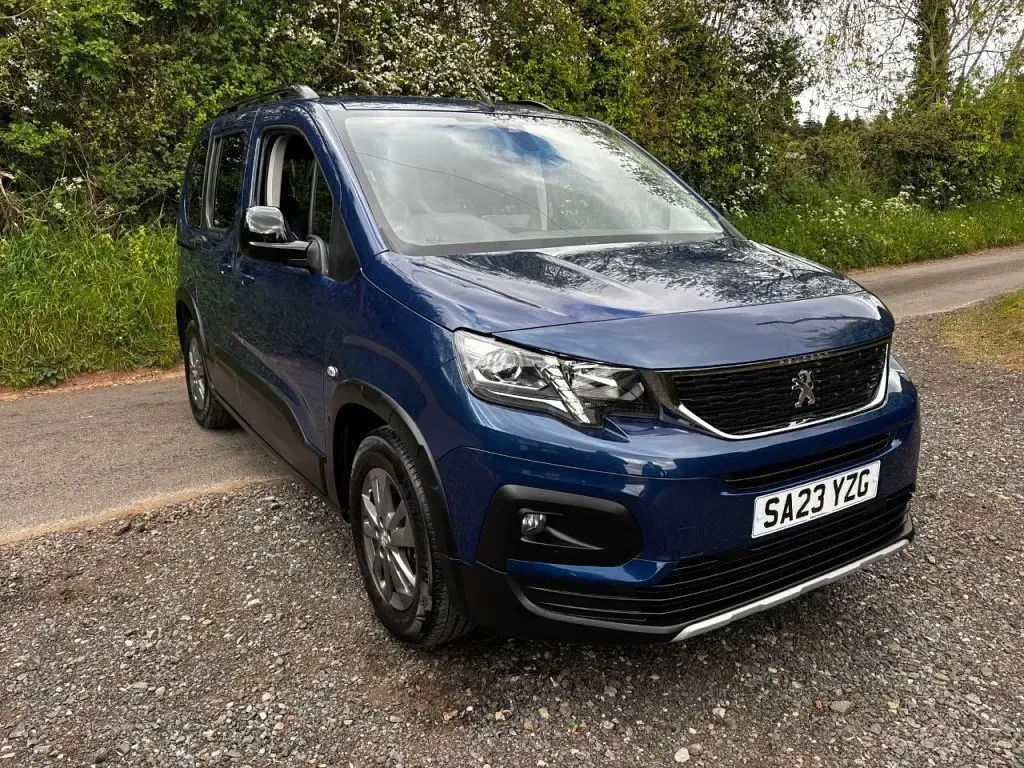 Second-hand Peugeot Rifter Allure 131 CP (96 kW) 2023 Albastru Monovolum