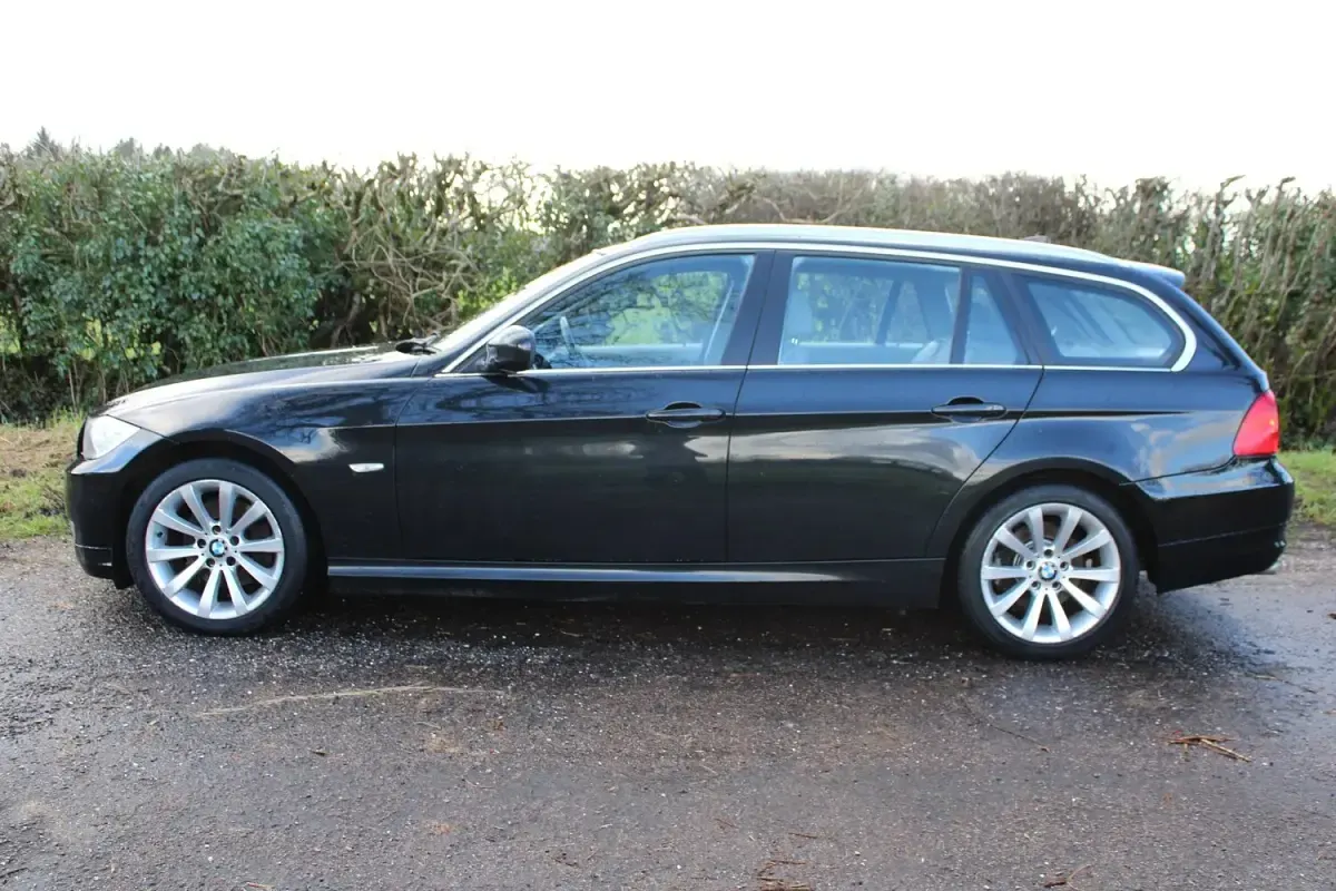 Used BMW 320 Exclusive 2010 Black Estate