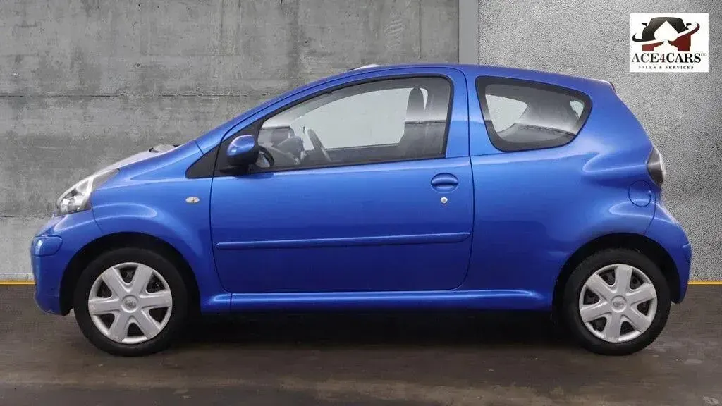 Used Toyota Aygo 68 HP (50 kW) 2010 Blue Hatchback