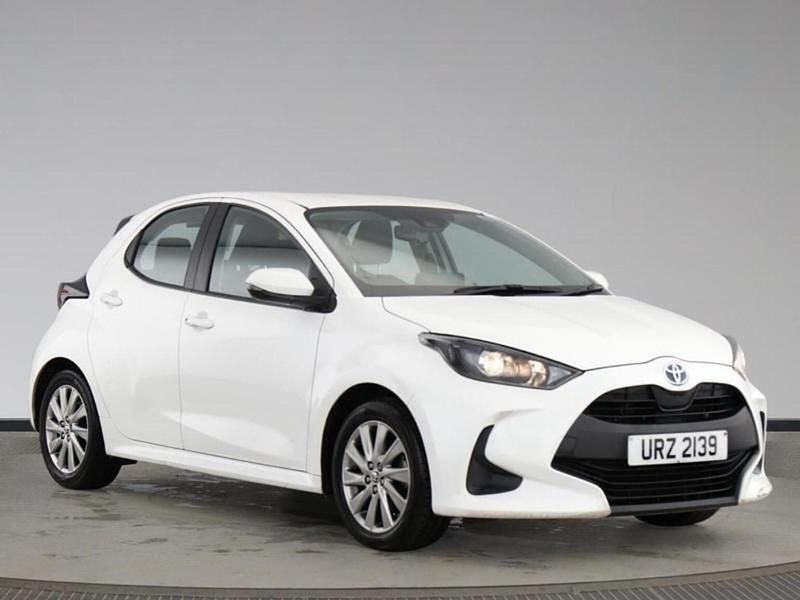 Used Toyota Yaris Hybrid 116 HP (85 kW) 2022 White Hatchback