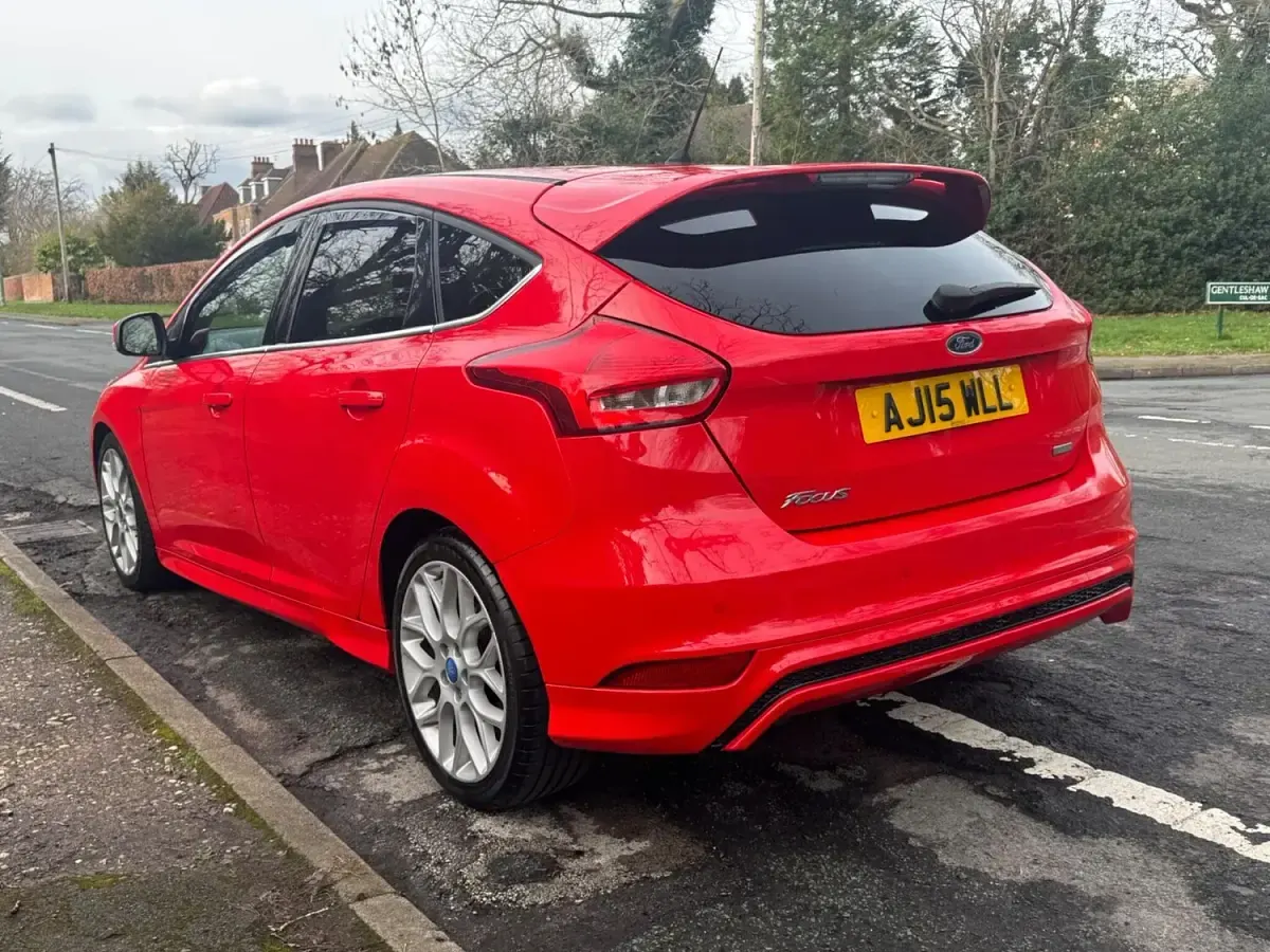 Used Ford Focus Zetec 125 HP (91 kW) 2015 Red Hatchback