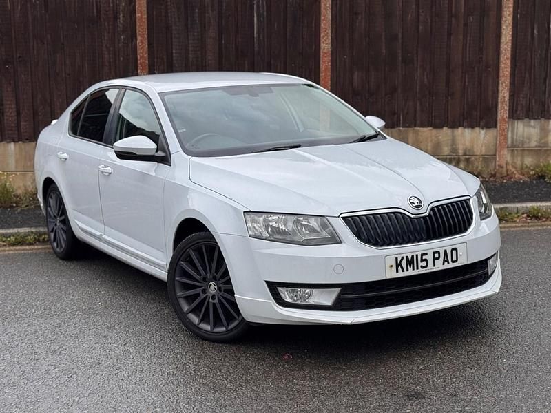 White Used 2015 Skoda Octavia Hatchback | £5,595 (A bit pricey) - Image 1/4