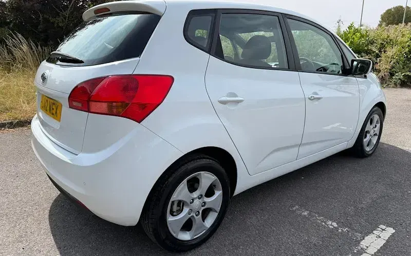 Used Kia Venga 125 HP (91 kW) 2012 White Hatchback