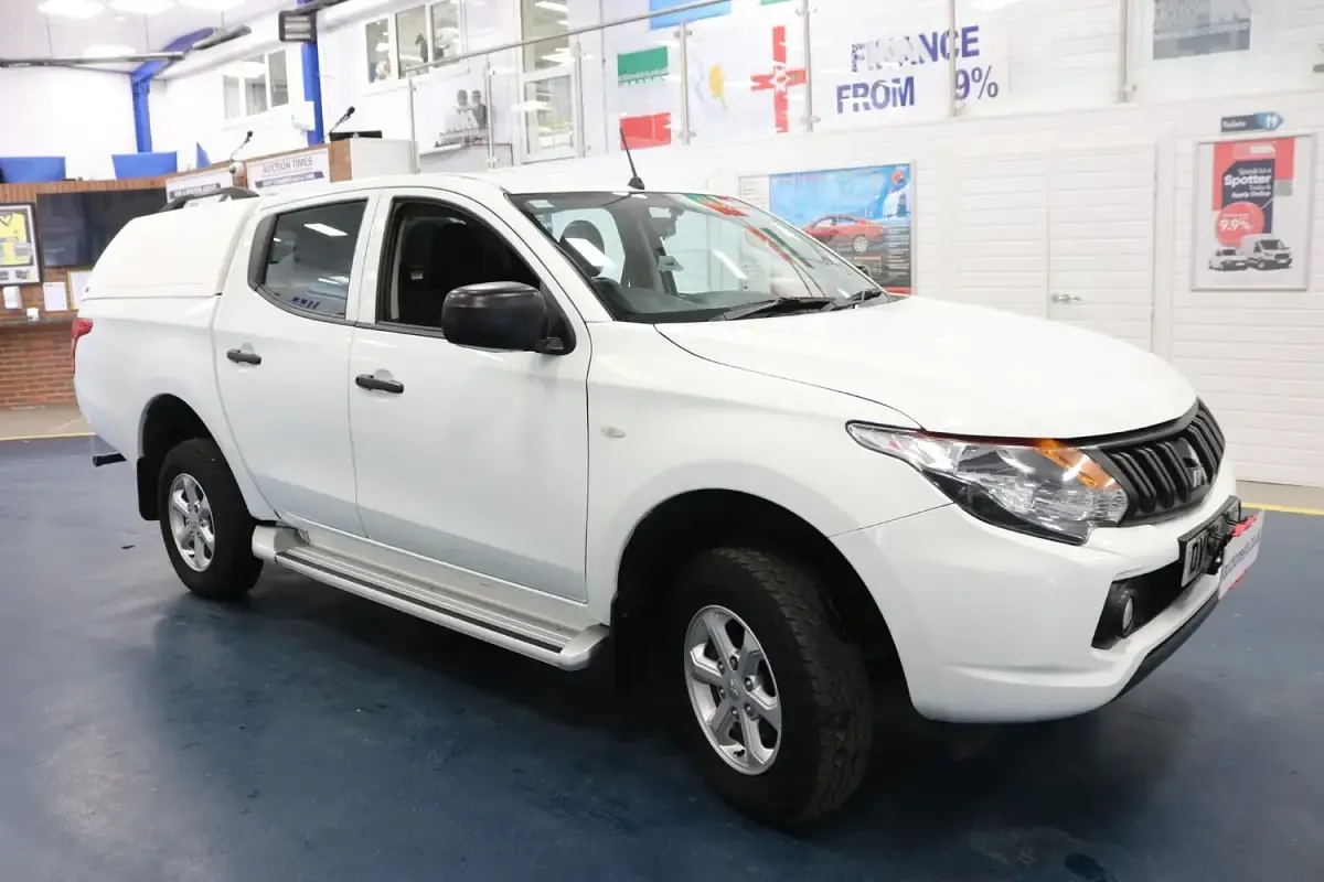 Used Mitsubishi L200 Top 150 HP (110 kW) 2017 White Pickup