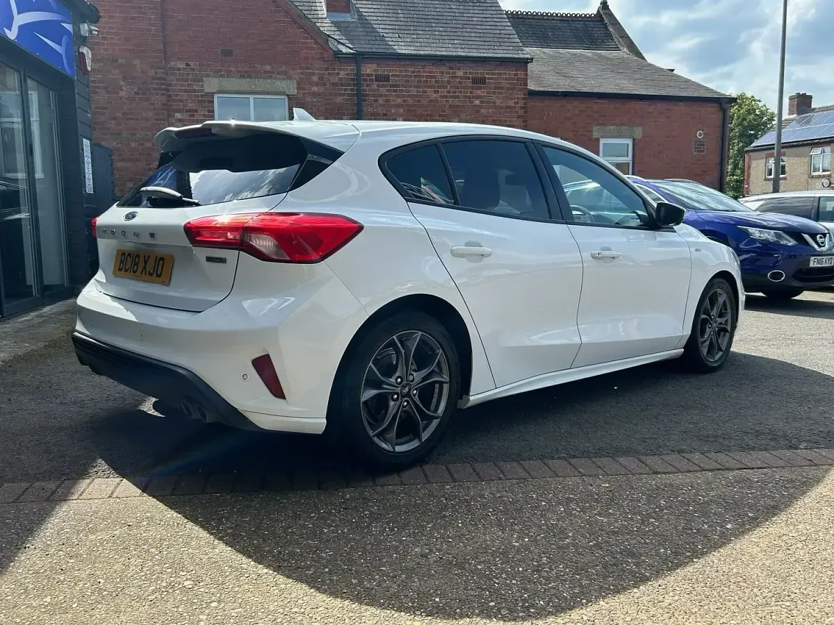 Used Ford Focus ST-Line 125 HP (91 kW) 2018 White Hatchback