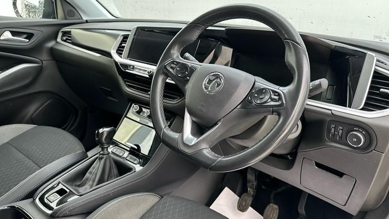 Used Vauxhall Grandland X SRi 130 HP (95 kW) 2022 White SUV