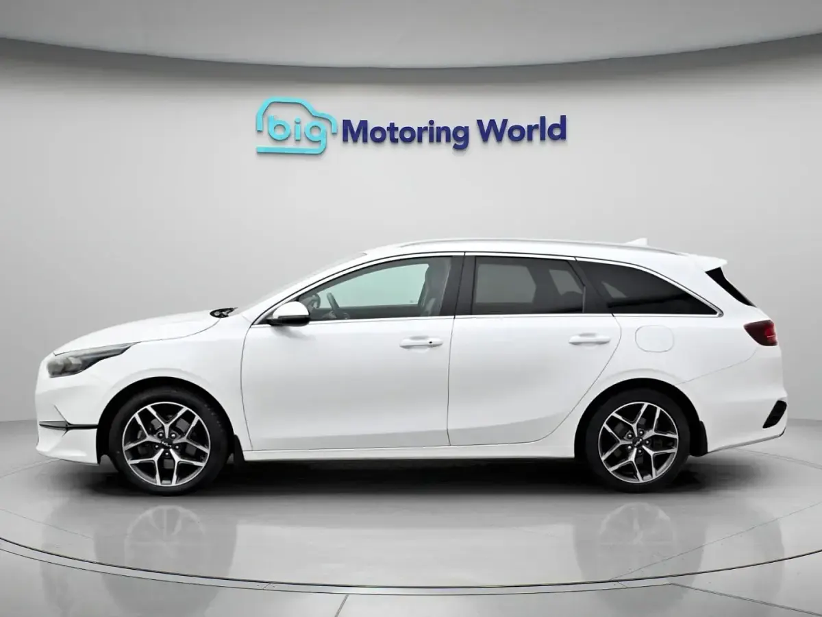 Used Kia Ceed 2023 White Hatchback
