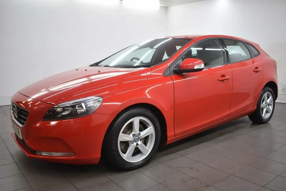 Used Volvo V40 120 HP (88 kW) 2016 Red Hatchback