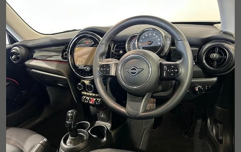 Used Mini Cooper Classic 134 HP (98 kW) 2022 White Hatchback