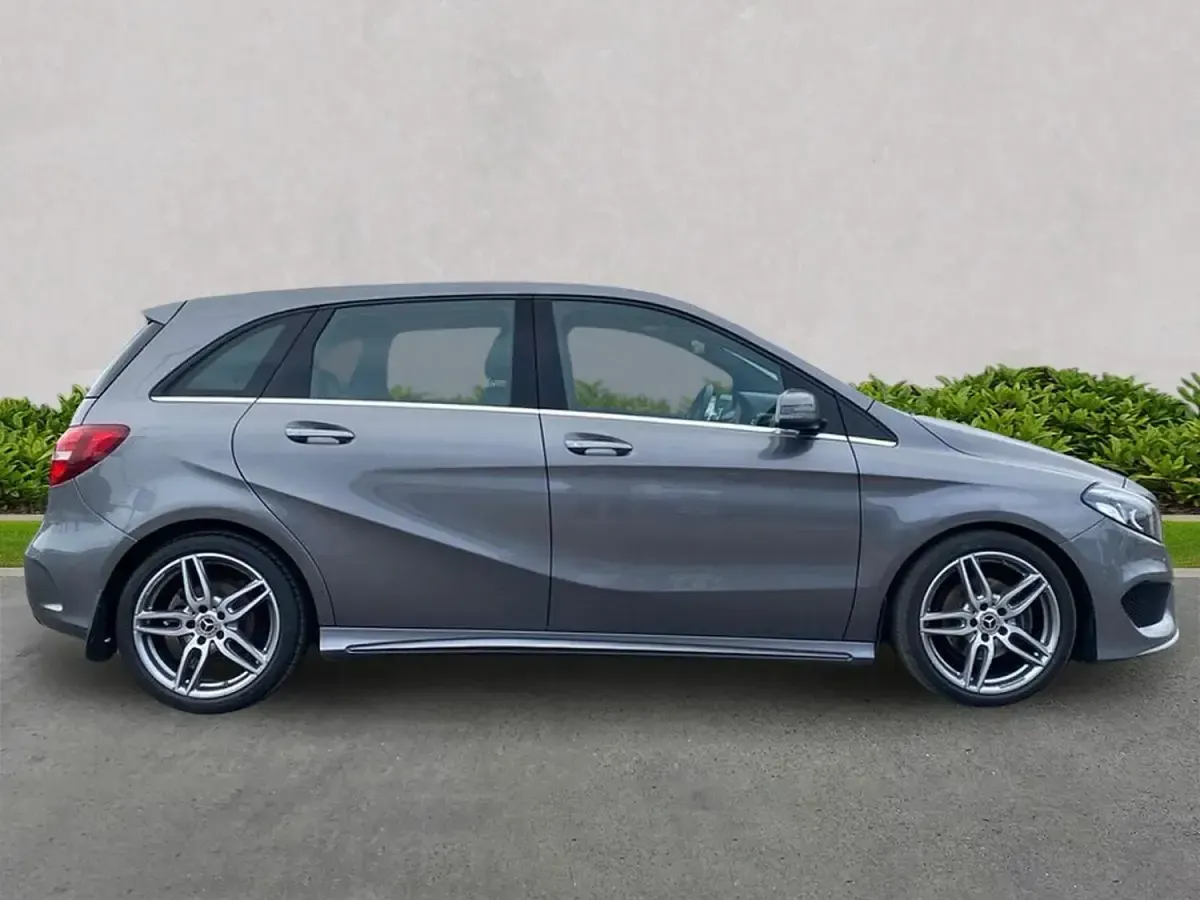 Usado Mercedes B200 AMG line 2017 Cinzento Monovolume