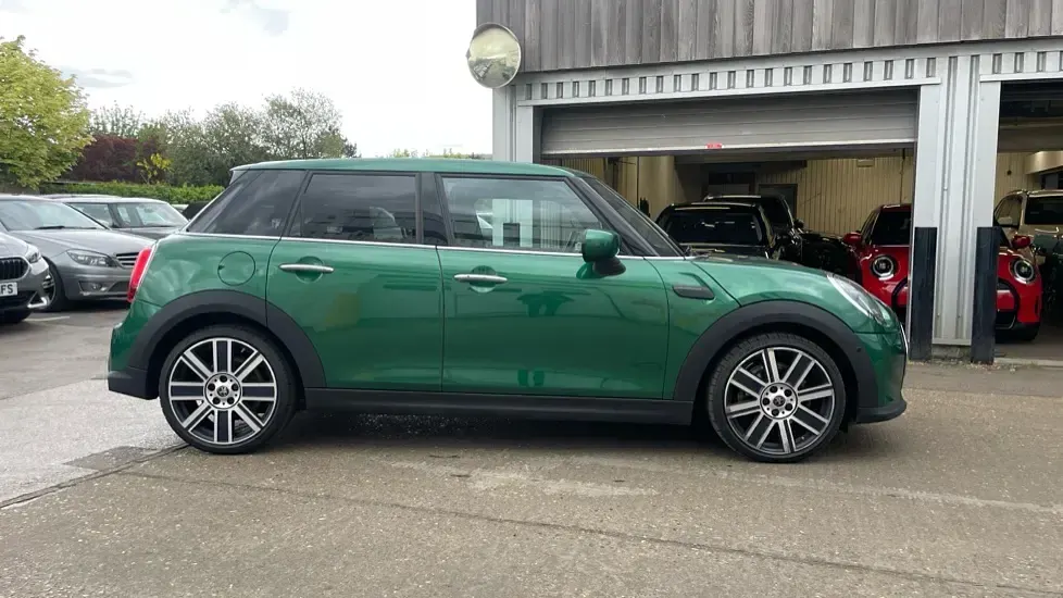 Begagnad Mini Cooper Exclusive 134 HK (98 kW) 2022 Grön Halvkombi