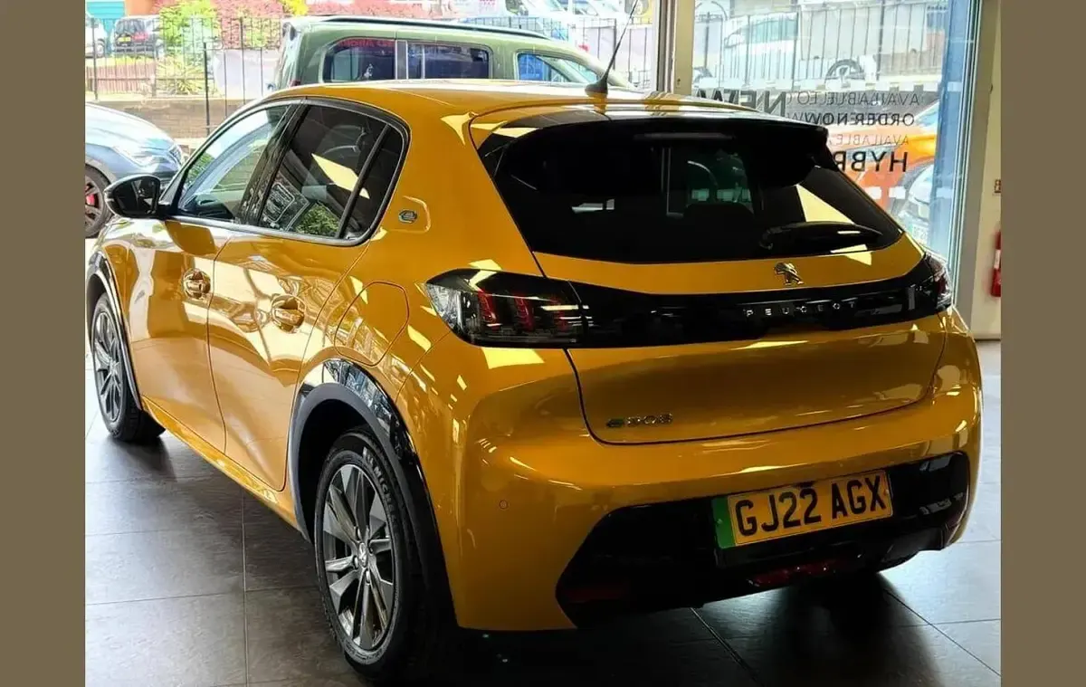 Used Peugeot e-208 Allure Premium 100 kW (136 HP) 2022 Yellow Hatchback