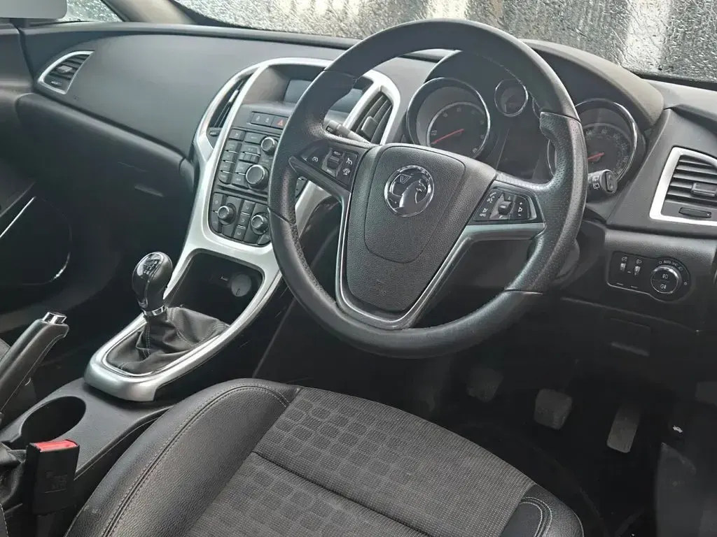 Used Vauxhall Astra GTC SRi 162 HP (119 kW) 2013 Yellow Hatchback