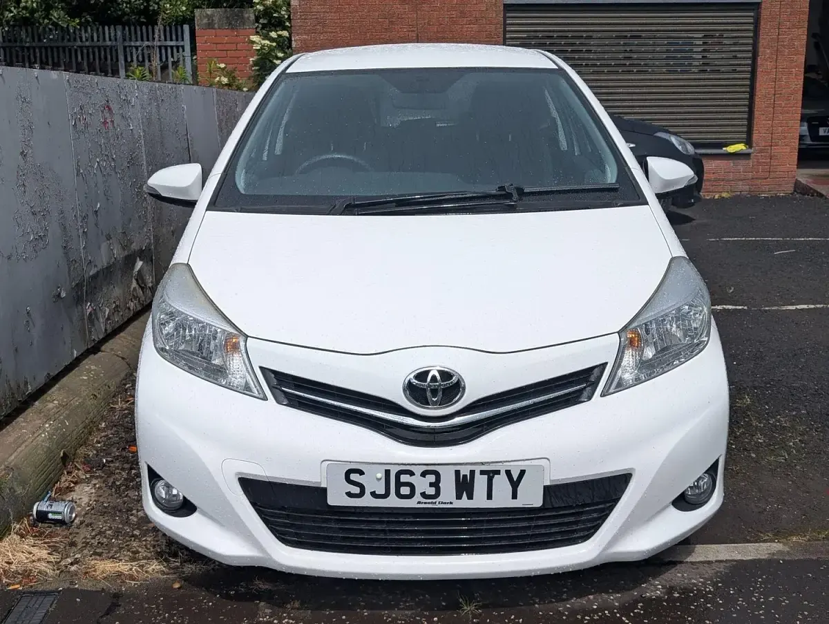Used Toyota Yaris Edition 69 HP (50 kW) 2013 White Hatchback