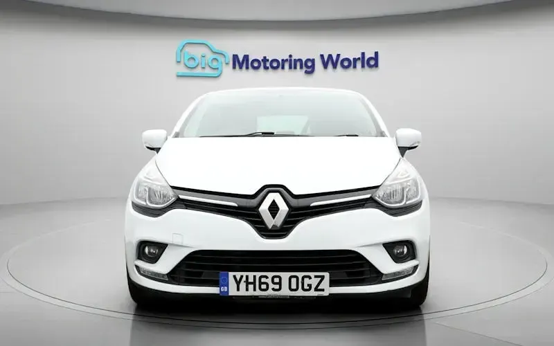 Used Renault Clio Iconic 90 HP (66 kW) 2019 White Hatchback