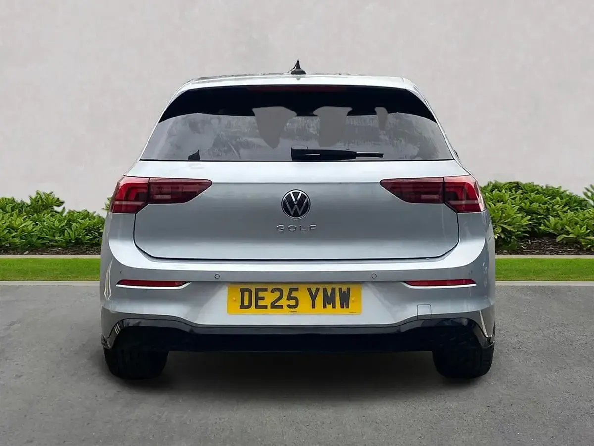 Begagnad VW Golf VIII R-line 150 HK (110 kW) 2025 Silver Halvkombi