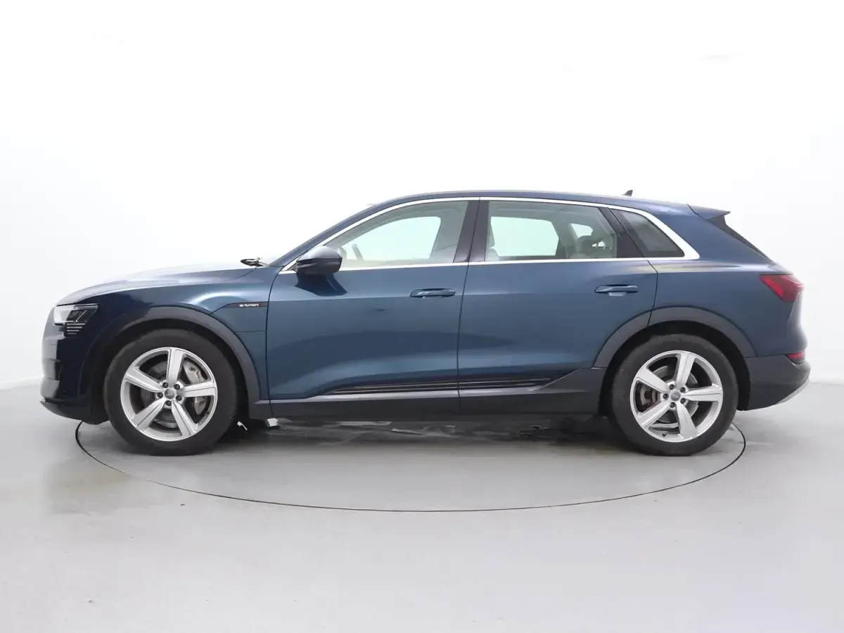 Usado Audi e-tron Advanced 300 kW (408 CV) 2019 Azul SUV