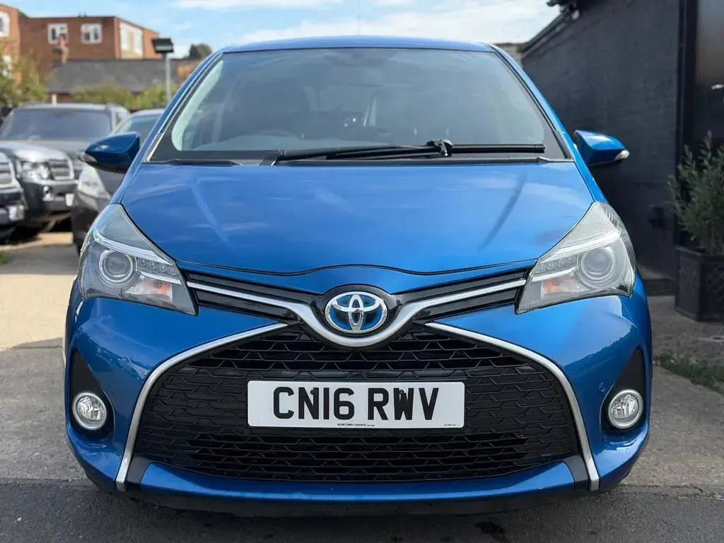 Used Toyota Yaris Design 100 HP (73 kW) 2016 Blue Hatchback