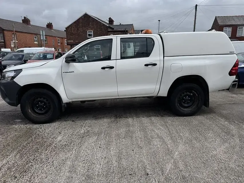 Used Toyota HiLux Active 150 HP (110 kW) 2019 White Pickup