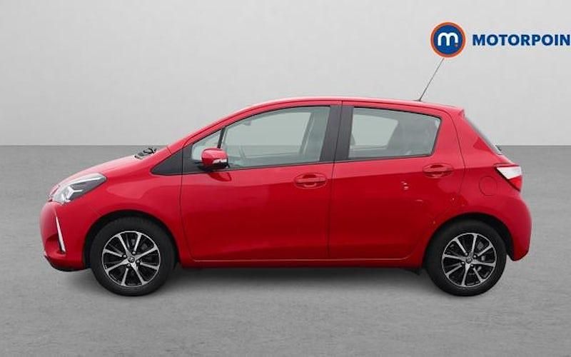 Used Toyota Yaris 111 HP (81 kW) 2019 Red Hatchback