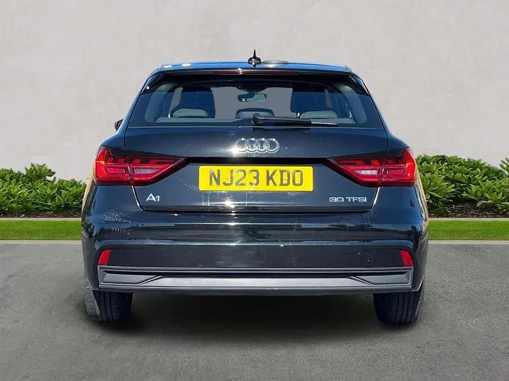 Begagnad Audi A1 Premium 108 HK (79 kW) 2023 Svart SUV