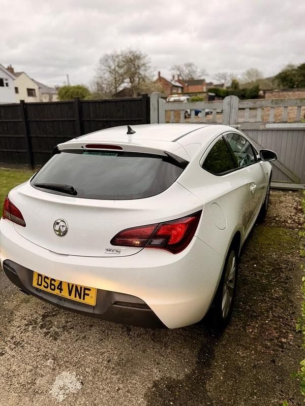 Used Vauxhall Astra GTC SRi 2014 White Coupe