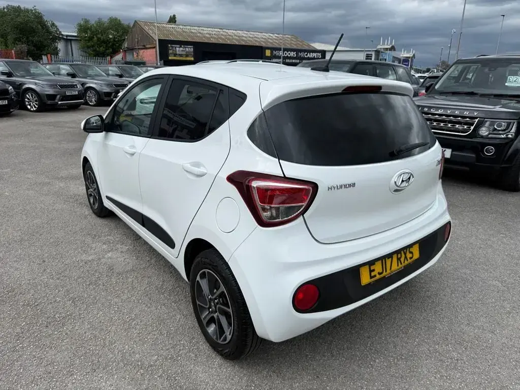 Used Hyundai i10 Premium 66 HP (48 kW) 2017 White Hatchback