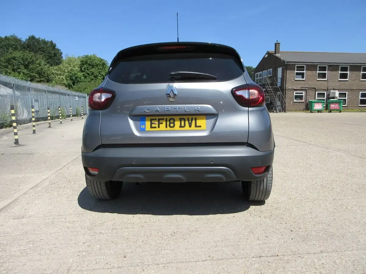 Used Renault Captur Iconic 90 HP (66 kW) 2018 Grey/black SUV