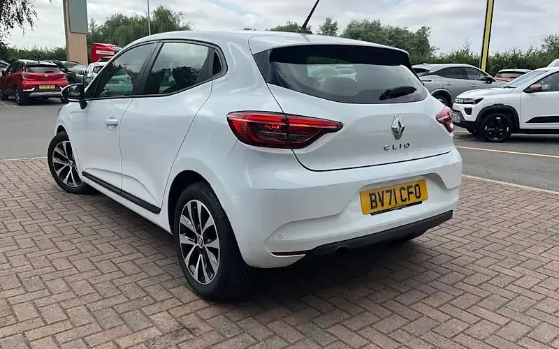Used Renault Clio Iconic 90 HP (66 kW) 2021 White Hatchback