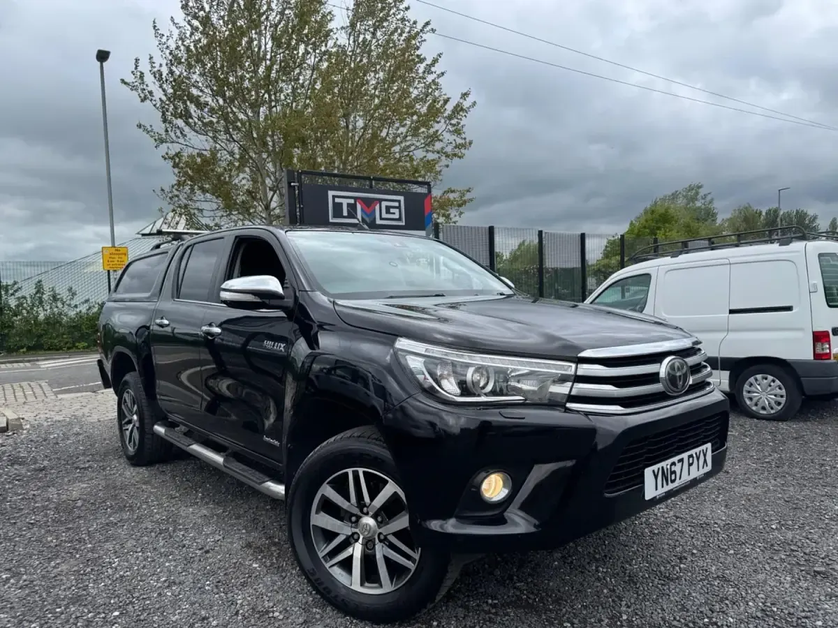 Used Toyota HiLux 150 HP (110 kW) 2017 Black Pickup