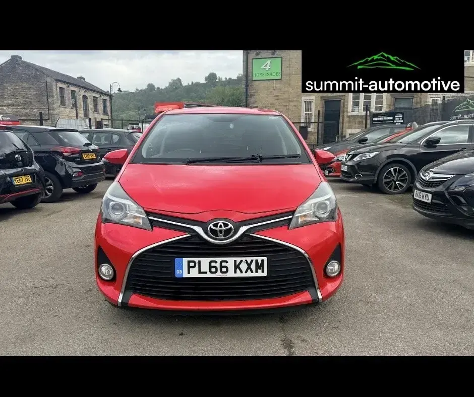 Used Toyota Yaris 99 HP (72 kW) 2016 Red Hatchback