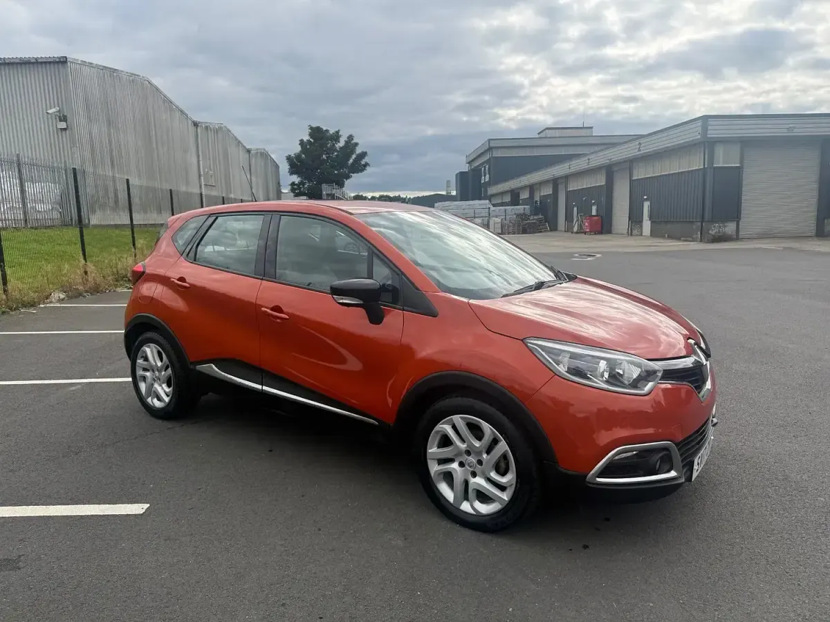 Used Renault Captur Dynamique 90 HP (66 kW) 2017 Orange SUV