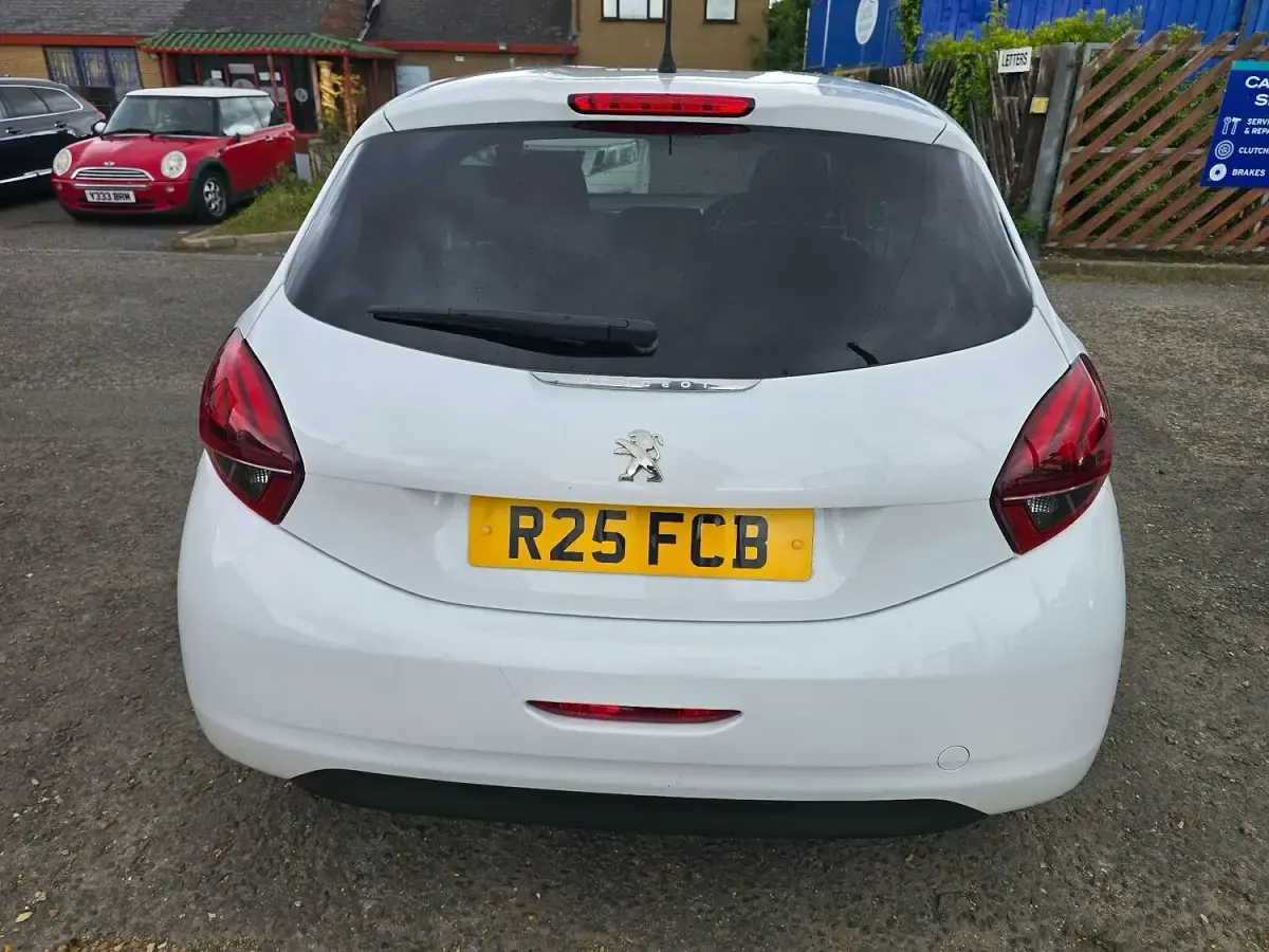 Used Peugeot 208 2017 White Hatchback